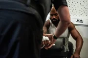 MMA-Kämpfer David Balevski lässt sich vor dem Kampf die Hände tapen.
