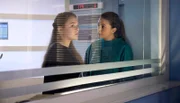 Lisa Schroth (Ella Zirzow, li.) macht Praktikum in der Sachsenklinik und streunert durch die Flure. Keine der ihr bisher gegebenen Aufgaben entsprachen ihren Vorstellungen. Als Oberschwester Arzu Ritter (Arzu Bazman, re.) Lisa ohne Schutzkleidung auf der Intensivstation erwischt, hagelt es erst mal Schelte. Doch Lisa hat eine gute Idee.