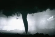 Tornados bilden sich, wenn feuchtwarme Luftmassen aus dem Süden auf kalte Strömungen aus dem Norden treffen.