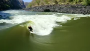 Surfer Mikey February bezwingt die stehende Welle auf dem Sambesi, Sambia.