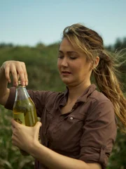 Jess öffnet eine Flasche Habushu am Maeda Point