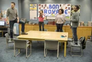 Um den Abschied von Troy (Donald Glover, r.) gebührend zu feiern, hat sich Abed eine ganz besondere Feier ausgedacht, bei der Jeff (Joel McHale, l.), Annie (Alison Brie, 2.v.l.) und Shirley (Yvette Nicole Brown, 2.v.r.) mitmachen müssen - ob sie wollen oder nicht ...