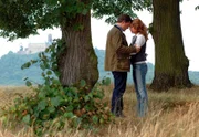 15 Uhr im Ersten. Christian (Francis Fulton-Smith, l.) und Marlene (Christina Plate, r.) geben sich gegenseitig Halt.