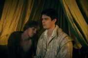 George Villiers (Nicholas Galitzine, re.)