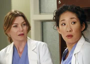 Während sich Meredith (Ellen Pompeo, l.) von der Asche ihrer Mutter verfolgt fühlt, legt Cristina (Sandra Oh, r.) mit Dr. Hahn an und ahnt nicht, dass sie die neue Leiterin der Herzchirurgie im Seattle Grace Hospital ist ...