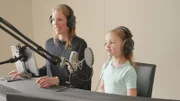 Emilia (6 Jahre) zeigt ihre Arbeit als Synchronsprecherin in einem Tonstudio.