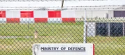Nahaufnahme Warnschild des Verteidigungsministeriums "Kein Zutritt für die Öffentlichkeit" hinter dem Sicherheitszaun: Unbefugte Personen werden verhaftet und strafrechtlich verfolgt, RAF Fairford, UK.