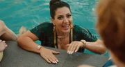 Elif (Jasmin Shakeri, M.) feiert Lena (Sarah Bauerett, r.) für ein Match auf Tinder.