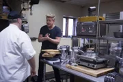 Gordon Ramsay (r.)