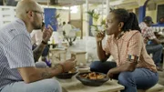Meistersommelier Carlton McCoy trifft sich mit Chefköchin und Unternehmerin Selassie Atadika. Sie wuchs in den USA auf und zog später zurück nach Ghana.