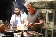 Gordon Ramsay (r.)