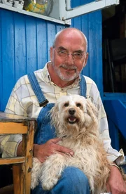 Peter (Peter Lustig) hat sich an den zugelaufenen Hund schnell gewöhnt. Wilhelmine ist ihm ans Herz gewachsen.