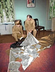 Fort Worth Army-Air Force -- Brigadegeneral Roger Ramey, links, mit einem Telegramm in der Hand, und Oberst Thomas J. DuBose betrachten ein Windvorhersagegerät aus Roswell, New Mexico, 08.07.1947