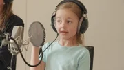 Emilia (6 Jahre) ist Synchronsprecherin für Filme und Serien. Sie zeigt, wie sie in einem Synchronstudio arbeitet.