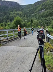 Ab jetzt heißt es jeden Morgen: Frühsport. Für die bevorstehenden Touren sollen die Jugendlichen fit sein. In der schönen Landschaft Sirdals fällt das Laufen leicht.