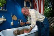 Natürlich braucht der herrenlose Hund ein Bad, meint Peter (Peter Lustig). Der Hund ist jedoch anderer Meinung.