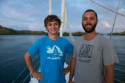 Das Segeln haben Vince (l.), 22 Jahre alt, und Tim (r.), 24 Jahre alt, erst auf ihrer Yacht gelernt.