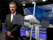 Robert Bigelow, Gründer und Präsident von Bigelow Aerospace, steht während einer Pressekonferenz im Kennedy Space Center in Cape Canaveral, Florida, am Donnerstag, den 7. April 2016, neben einem Modell eines aufblasbaren Habitats, das für die künftige Erforschung des Weltraums genutzt werden könnte.