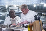 Gordon Ramsay (r.)