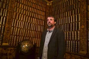 Tony Pollard in der Bibliothek des Klosters Jasna Gora, Polen. Im Jahr 1655 verteidigte sich das Kloster gegen einen Angriff der schwedischen Armee. (National Geographic/Ciaran Henry)
