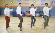 Die Jungs haben einen großen Plan gefasst: Leonard (Johnny Galecki, l.), Sheldon (Jim Parsons, 2.v.l.), Howard (Simon Helberg, 2.v.r.) und Raj (Kunal Nayyar, r.) wollen sportlicher werden und welcher Sport eignet sich da besser als Fechten?