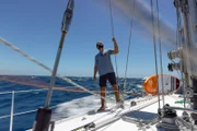 Tim auf der Segelyacht auf dem Weg von Tahiti nach Moorea.