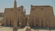Amepophis III. beginnt vermutlich im zweiten Jahrzehnt seiner Herrschaft mit der Umgestaltung des Tempels von Luxor. Das Heiligtum gehört zu den bedeutendsten Bauten des Pharaos.