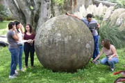 Die Dichtemessung des Wissenschaftsteam aus Costa Rica führt zu einer relativ genauen Gewichtsbestimmung, diese Kugel wiegt über zehn Tonnen.