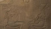 Die königliche Familie: Echnaton, Nofretete und ihre Töchter stehen unter dem Schutz des Sonnengottes Aton.