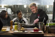 Gordon Ramsay (r.)