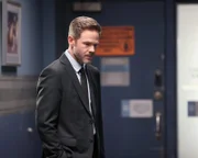 Wesley (Shawn Ashmore) leidet zunehmend unter den Intrigen und falschen Praktiken, die er anwenden muss, um seine Schuld zu begleichen.