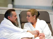 Sarah Marquardt ist mit Jürgen Rudolph in einem Wellnesshotel. Rudolph ist in der Stadtverwaltung für die Vergabe von Zuschüssen für Kliniken zuständig.