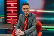 Kabarettist Mathias Richling kann fast alle parodieren und fast niemand ist vor ihm sicher. In seiner Show parodiert Richling Persönlichkeiten aus Politik und Gesellschaft. Der Titan des deutschen Kabaretts hat nur die erste Liga der Prominenten in Deutschland zu sich eingeladen. Gekommen ist allerdings niemand. Also spielt Richling seine Gäste einfach selbst. Daraus entstehen lustigste und geistreichste Selbstgespräche. Kabarett vom Feinsten.