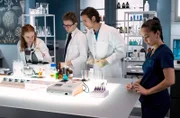 Frischer Wind weht am Johannes-Thal-Klinikum: Die Medizinstudenten Tamar Hummel (Linda Kummer, l.), Ivo Maric (Jakob D'Aprile, 2.v.r.), Sofia Galura (Olivia Papoli-Barawati, r.) und Oliver Probst (Arne Kertesz, 2.v.l.) kommen ans Johannes-Thal-Klinikum, um das letzte Tertial ihres Praktischen Jahres zu absolvieren.