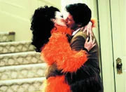 Eigentlich wollte Nanny Fran (Fran Drescher) auf Anraten ihres Psychologen Abstand zu Mr. Sheffield  (Charles Shaughnessy) halten. Doch sieht so gebührender Abstand aus?