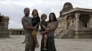 Die Familie besucht auch die berühmte Tempelanlage in Hampi in Indien.