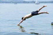 Ein Wakeboarder ist verunglückt - ohne zu zögern hechtet Jakob Frings (Max König) zu seiner Rettung in den Bodensee.