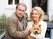 NDR Fernsehen ELVIS UND DER KOMMISSAR, "Kubanische Zigarren", am Donnerstag (17.06.10) um 23:15 Uhr. Behringer (Jan-Gregor Kremp, l.) mit seiner Ex-Frau Lilo (Tessa Mittelstaedt, r.) und Schoßhund Elvis.