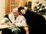 Ein Blick in die Zukunft: Butler Niles (Daniel Davis) und CC. (Lauren Lane) als Greise.