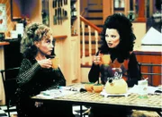 Fran (Fran Drescher, re.) erzählt ihrer Freundin Val (Rachel Chagall), dass ihr Psychologe herausgefunden hat, dass sie eine Affinität zu zurückweisenden Männern hat. Wer könnte damit wohl gemeint sein?