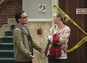 Eigentlich wollten Penny (Kaley Cuoco, r.) und Leonard (Johnny Galecki, l.) ins Kino gehen, doch plötzlich beschließen Bernadette und Penny mehr über Amys Date herauszubekommen und spionieren ihr hinterher ...
