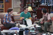 Sheldon (Jim Parsons, M.) hat beschlossen, das Kapitel Amy endgültig abzuhaken und sich eine neue Freundin zu suchen. Raj (Kunal Nayyar, r.) und Howard (Simon Helberg, l.) sollen ihm dabei helfen. Doch ist das eine gute Idee?