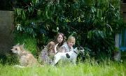 Die beiden Cousinen Greta (li., Enya Elstner) Nelly (re., Jule-Marleen Schuck) mit ihren Hunden Brezel (li.) und Cookie (re.) wittern gleich, wenn Tiere in Not sind.