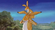 Der kleine braune Hase sitzt auf den Schultern des großen braunen Hasens.