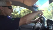 Brasilien – Ein Beamter deutet auf ein Fahrzeug, das sich der Kontrolle der Grenzpolizei entzieht.