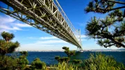 Die Akashi-Kaikyo Brücke misst 3.911 Meter in der Länge und ist somit dreimal länger als die Golden Gate Bridge. Sie stellt eine der gewaltigsten Ingenieurs- und Logistikleistung Japans dar, nicht zuletzt weil sie in einer der windigsten Regionen der Welt steht.