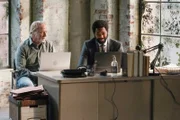L-R: Timothy Busfield als Henry Roswell, Nicholas Pinnock als Aaron Wallace