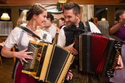 ServusTV Moderatoren Conny Buergler und Richard Deutinger spielen auf - beim Servus Musikantenstammtisch im Pinzgau