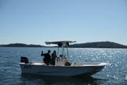 Die Gastgeber Jessica und Phil auf einem Boot auf dem Lake Lanier.