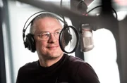 RUNDFUNK BERLIN-BRANDENBURG Hauptstadtderby Berlin ist die einzige deutsche Stadt mit zwei Fußball-Bundesligisten. Im Hauptstadtderby widmen sich Ur-Unioner Christian Beeck und Hertha-Ikone Axel Kruse deswegen jede Woche den beiden großen Fußballklubs der Hauptstadt. - Christian Beeck © rbb/Gundula Krause, honorarfrei - Verwendung gemäß der AGB im engen inhaltlichen, redaktionellen Zusammenhang mit genannter rbb-Sendung bei Nennung "Bild: rbb/Gundula Krause" (S1+). rbb Presse & Information, Masurenallee 8-14, 14057 Berlin, Tel: 030/97 99 3-12118, pressefoto@rbb-online.de